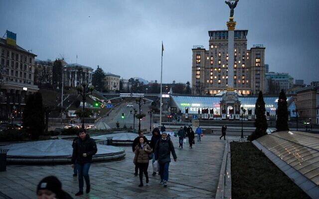 Le centre de Kiev et le monument de l'Indépendance, tôt le 24 février 2022. (Crédit : Daniel LEAL / AFP)
