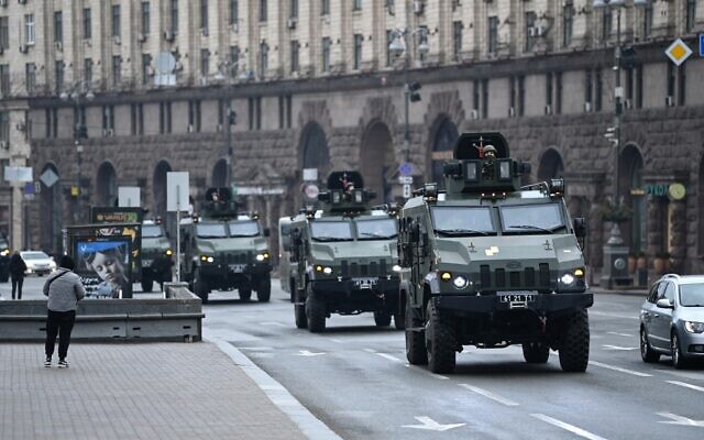 Des véhicules militaires ukrainiens passent devant la place de l'Indépendance dans le centre de Kiev, le 24 février 2022. (Crédit : Daniel LEAL / AFP)