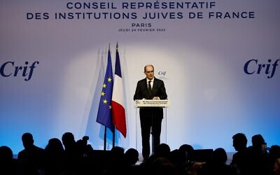 Le Premier ministre français Jean Castex prononce un discours lors du dîner du Conseil des institutions juives de France (CRIF) à Paris, le 24 février 2022.  (Crédit : Ludovic MARIN / POOL / AFP)
