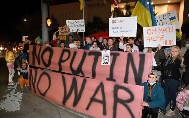 Des manifestants protestent contre l'invasion de l'Ukraine par la Russie dans le quartier de Studio City à Los Angeles, en Californie, le 24 février 2022. (Robyn Beck / AFP)