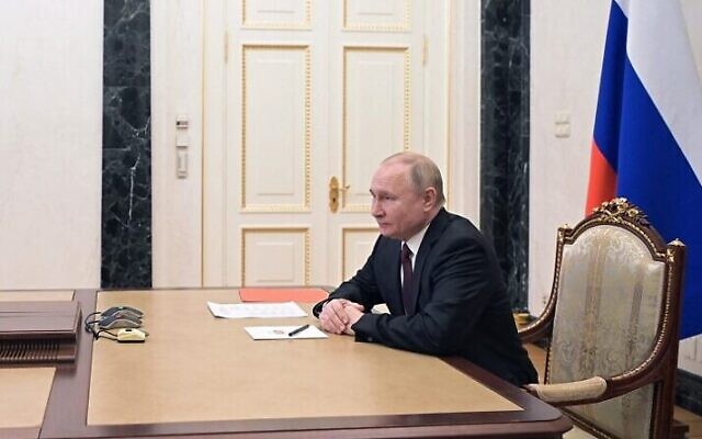 Le président russe Vladimir Poutine préside une réunion du Conseil de sécurité par vidéoconférence à Moscou, le 25 février 2022. (Crédit : Alexey NIKOLSKY / SPUTNIK / AFP)