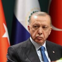 Le président turc Recep Tayyip Erdogan assiste à une conférence de presse au complexe présidentiel à Ankara, le 22 janvier 2022. (Crédit : Adem Altan/AFP)