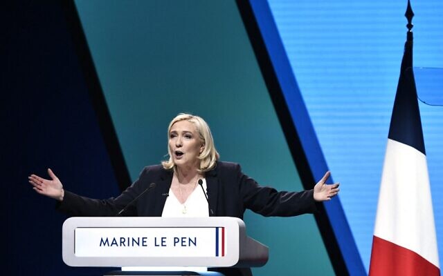 Marine Le Pen, candidate à la présidence du Rassemblement national (RN) d'extrême droite, prononce un discours lors d'un rassemblement électoral à Reims, dans l'est de la France, le 5 février 2022. (Crédit : Stéphane de Sakutin/AFP)