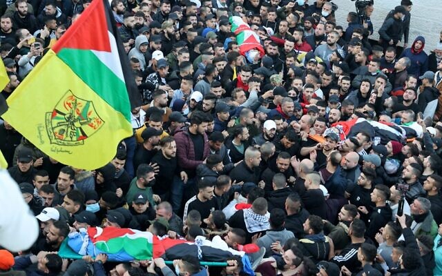 Des milliers de Palestiniens lors des funérailles de trois terroristes présumés tués par les forces israéliennes pendant un raid contre ce qu'Israël avait décrit comme "une cellule terroriste", à Naplouse, en Cisjordanie, le 8 février. (Crédit :  JAAFAR ASHTIYEH / AFP)