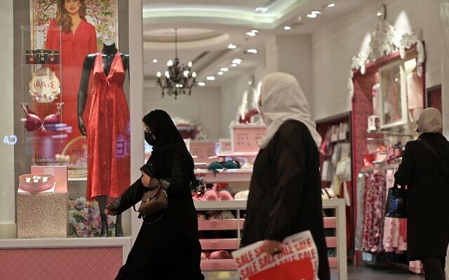 Des femmes passent devant un  dans un magasin de lingerie décoré pour la Saint Valentin au centre commercial Panorama dans la capitale saoudienne de Ryad, le 9 février 2022.  (Crédit : AFP)