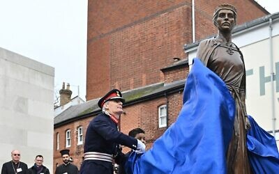 Nigel Atkinson, Lord-Lieutenant of Hampshire, dévoile la statue de Licoricia of Winchester à The Arc, à Winchester, dans le Hampshire, le 10 février 2022. (Crédit :  JUSTIN TALLIS / POOL / AFP)