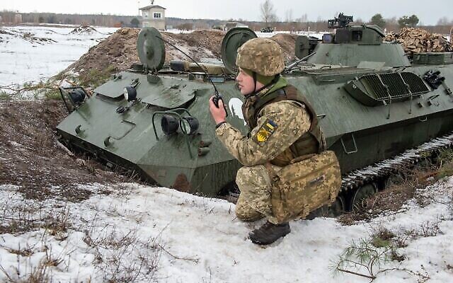 Un militaire des forces militaires ukrainiennes de la 92e brigade mécanisée prend part à des exercices de tir réel près de la ville de Chuguev, dans la région de Kharkiv, le 10 février 2022. (Crédit : Sergey Bobok/AFP)