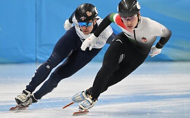 Le Hongrois Shaoang Liu (à droite) et l'Israélien Vladislav Bykanov s'affrontent lors d'une manche du 500 m masculin de patinage de vitesse sur piste courte lors des Jeux olympiques d'hiver de Pékin 2022 au stade couvert de la capitale à Pékin le 11 février 2022. (Manan VATSYAYANA / AFP)