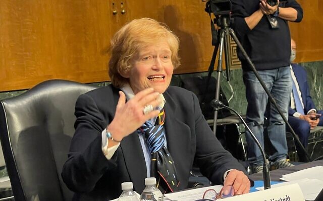 Deborah Lipstadt, choisie au poste d'envoyée spéciale dans la lutte contre l'antisémitisme par le président Joe Biden, témoigne dans le bâtiment du  Dirksen Office, près du capitole, le 8 février 2022. (Crédit : Ron Kampeas/JTA)