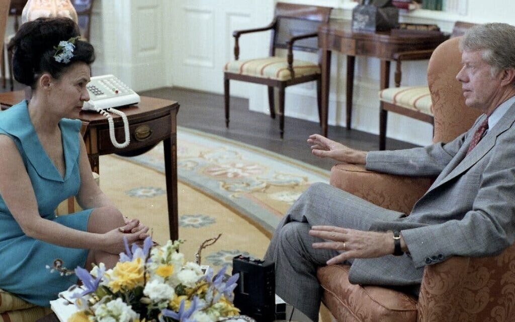 Trude Feldman interviewe Jimmy Carter à la Maison Blanche en 1978. (Jimmy Carter Presidential Library)