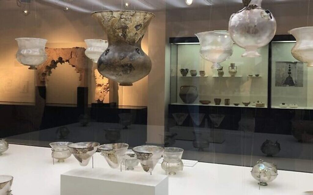 Lampes trouvées durant les excavations de la Synagogue de Lorca exposées au Musée Archéologique Municipal de Lorca. (Museo Arqueológico Municipal de Lorca/ via JTA)