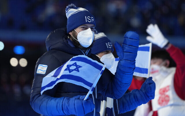 Des athlètes israéliens entrent dans le stade lors de la cérémonie d'ouverture des Jeux olympiques d'hiver de 2022, le vendredi 4 février 2022, à Pékin. (AP Photo/Natacha Pisarenko)