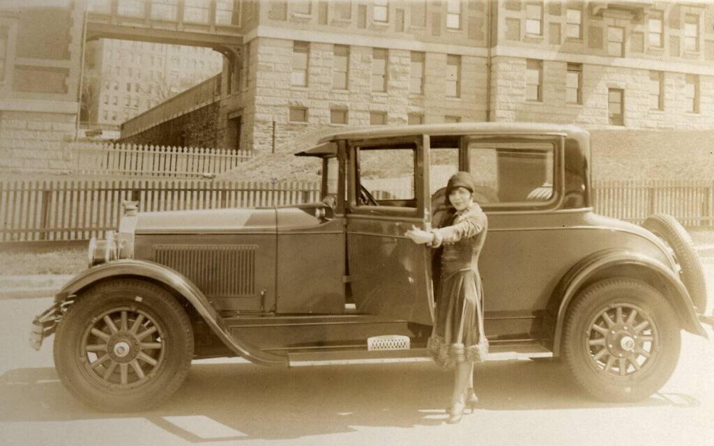 Polly Adler à côté de son coupé Buick Master Six coupe, en juillet 1927. (Crédit : Collection Polly Adler/Autorisation : Eleanor Vera)