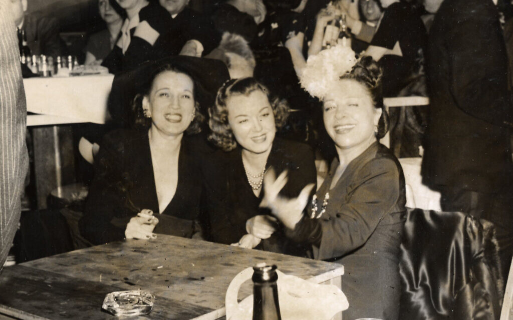 Polly Adler fait la fête avec deux “working girls” dans les années 1930. (Crédit : Collection Polly Adler/Autorisation : Eleanor Vera)