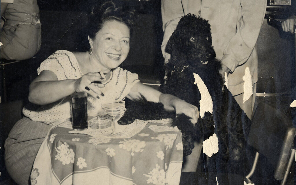 Polly Adler profite de sa retraite à Los Angeles, en Californie, avec son caniche bien-aimé. (Crédit : Collection Polly Adler/Autorisation : Eleanor Vera)