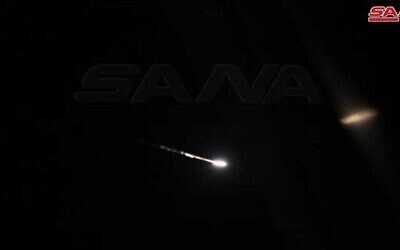 Un missile anti-aérien syrien est tiré près de Damas lors d'une frappe aérienne israélienne présumée, le 9 février 2022. Un missile anti-aérien avait plus tôt explosé au-dessus du nord d'Israël (SANA)