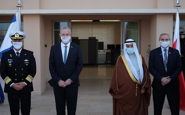 Le ministre de la Défense Benny Gantz aux côtés de son homologue bahreïni, Abdulla ben Hasan Al Nuaimi, après avoir atterri à Manama le 2 février 2022. (Crédit : Judah Ari Gross/Times of Israel)