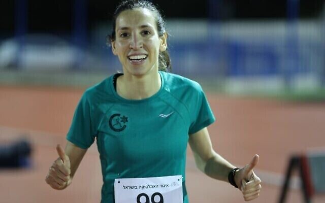 L'athlète Druze israélienne Karawan Halabi photographiée après avoir battu le record d'Israel du 1000 mètres, le 16 février 2021 (Federation israélienne d'Athlétisme)
