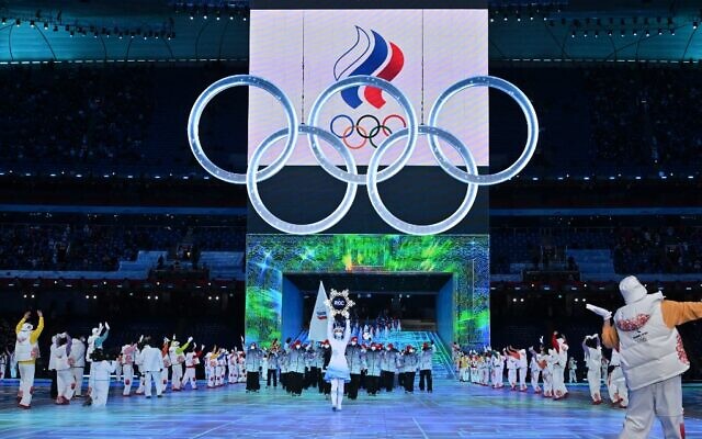 La délégation russe participe au défilé des athlètes, sous les anneaux olympiques, lors de la cérémonie d'ouverture des Jeux olympiques d'hiver de Pékin 2022, au stade national, connu sous le nom de Nid d'oiseau, à Pékin, le 4 février 2022. ( Ben STANSALL /AFP)
