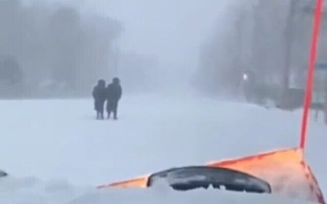 Une vidéo a capturé le moment où deux Juifs orthodoxes ont été aspergés de neige et de glace volontairement par le conducteur d'un chasse-neige, Donny Klarmann, alors qu'ils se rendaient à l'office. (Capture d'écran)