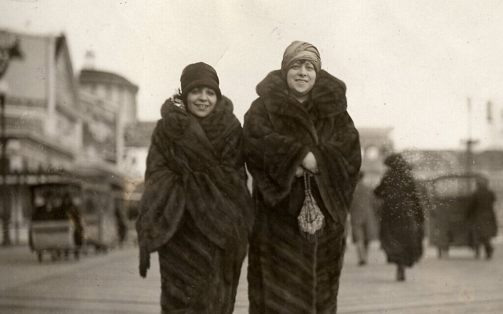 Polly Adler, à gauche, dans son premier manteau en vison se promène à Atlantic City, dans le New Jersey, en 1924. (Crédit : Collection Polly Adler/Autorisation : Eleanor Vera)