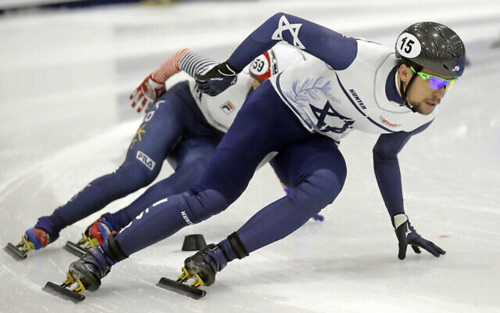 L'Israélien Vladislav Bykanov participant aux 1 500 mètres masculin, épreuve de patinage de vitesse sur courte distance de la Coupe du monde, 11 novembre 2016, à l'Anneau olympique de l'Utah, à Kearns, Utah. (Crédit : AP Photo/Rick Bowmer)