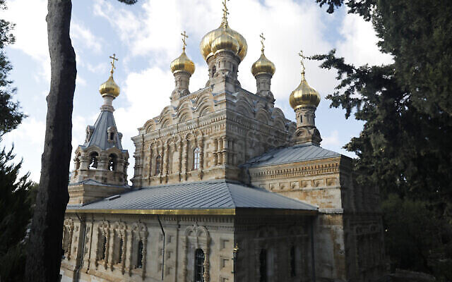 Cette photo montre l'église russe orthodoxe Marie Madeleine sur le mont des Oliviers, à Jérusalem, le 24 janvier 2020. (Crédit : Ahmad Gharabli via AP)