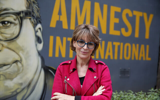 La secrétaire générale d'Amnesty International, Agnès Callamard, pose à Paris, le 6 avril 2021. (Crédit : AP Photo/Christophe Ena)