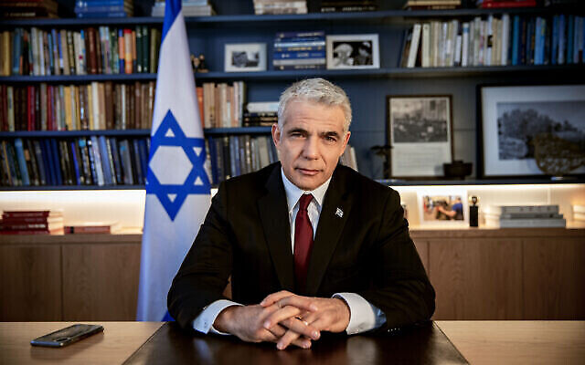 Yair Lapid, photographié à son bureau de Tel Aviv. (Crédit : AP Photo/Oded Balilty, File)