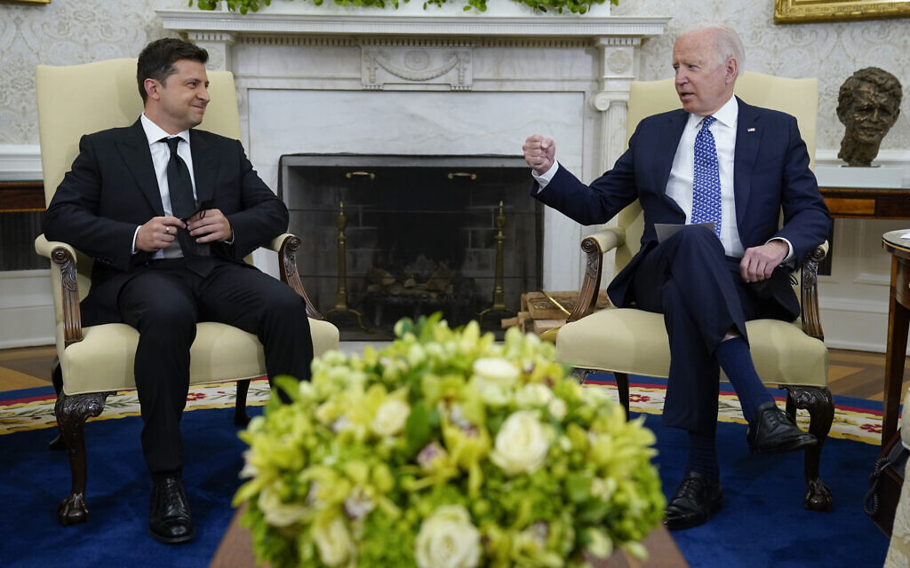 Le président Joe Biden rencontre le président ukrainien Volodymyr Zelenskyy dans le bureau Ovale de la Maison Blanche à Washington, le 1er septembre 2021. (Crédit : AP Photo/Evan Vucci)