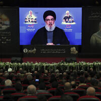 Le leader du Hezbollah Hassan Nasrallah parle en visioconférence pendant une cérémonie marquant le deuxième anniversaire de l'assassinat du chef des forces al-Quds iraniennes, le général Qassem Soleimani, dans la banlieue de Daliyeh, au sud du Liban, le 3 janvier 2022. (Crédit : AP Photo/Bilal Hussein)