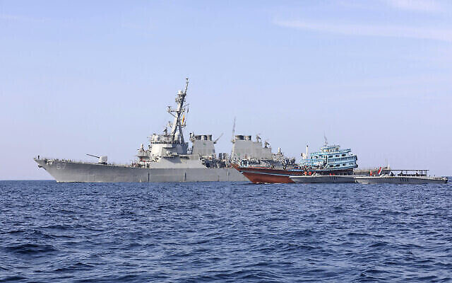 Le destroyer à missiles guidés USS Cole (DDG 67) transfère le contrôle d'un navire de pêche apatride aux garde-côtes du Yémen, dans le golfe d'Oman, le 21 janvier 2022. (Crédit : US Navy via AP)