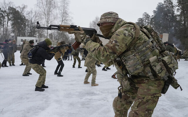 Des membres des Forces de défense territoriale de l'Ukraine, unités militaires volontaires des Forces armées, s'entraînent près de Kiev, en Ukraine, le 5 février 2022. (Crédit : AP Photo/Efrem Lukatsky)