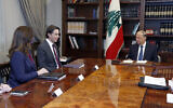 Le président libanais Michel Aoun, à droite, rencontrant le médiateur américain, Amos Hochstein, au palais présidentiel, à Beyrouth, au Liban, le 9 septembre 2022. (Crédit : Dalati Nohra via AP)