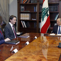 Le président libanais Michel Aoun, à droite, rencontrant le médiateur américain, Amos Hochstein, au palais présidentiel, à Beyrouth, au Liban, le 9 septembre 2022. (Crédit : Dalati Nohra via AP)