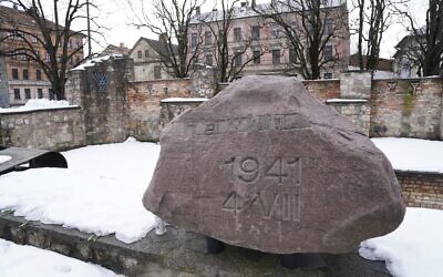 Le mémorial sur les ruines de l’ancienne synagogue de Riga, incendiée par les nazis en 1941, en mémoire de ceux qui ont péri dans l'incendie, photographié le 10 février 2022. (Crédit : Roman Koksarov/AP)