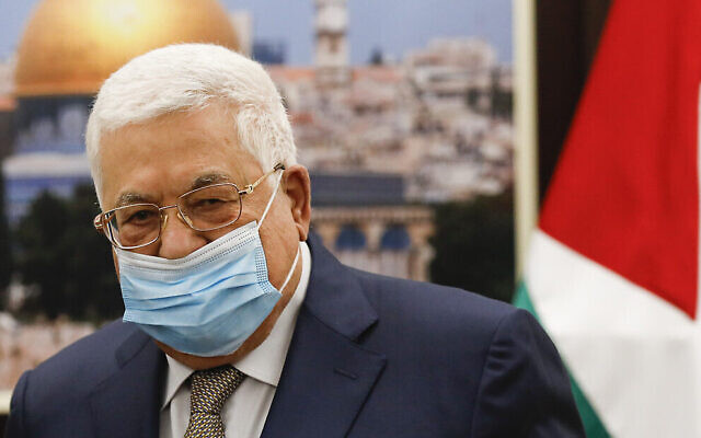 Le président de l'Autorité palestinienne Mahmoud Abbas pendant une réunion avec la ministre allemande des Affaires étrangères,  Annalena Baerbock, à Ramallah, le 10 février 2022? (Crédit : Mohamad Torokman/Pool Photo via AP)