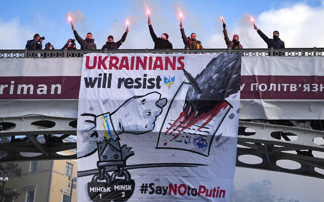 Des Ukrainiens lors d'un rassemblement dans le centre de Kiev, en Ukraine, le 12 février 2022. (Crédit : AP Photo/Efrem Lukatsky)