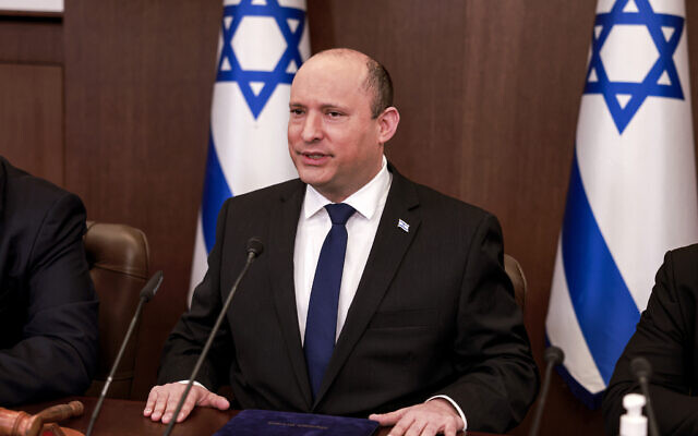 Le Premier ministre israélien Naftali Bennett préside la réunion hebdomadaire de cabinet au bureau du Premier ministre de Jérusalem, le 13 février 2022. (Crédit : Menahem Kahana/Pool via AP)