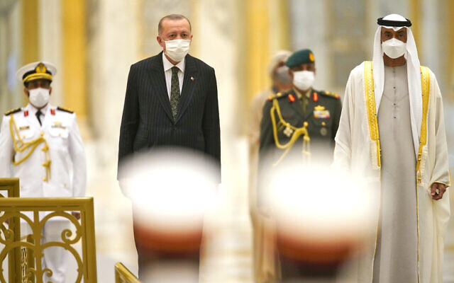 Le président turc Recep Tayyip Erdogan, au centre à gauche, et le prince héritier d'Abu Dhabi Sheikh Mohammed bin Zayed Al Nahyan, à droite, se tiennent devant une garde d'honneur à Qasr Al-Watan à Abu Dhabi, aux Émirats arabes unis, le 14 février 2022. (Crédit : Jon Gambrell/AP)