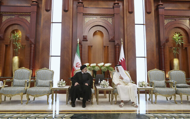 Le président iranien Ebrahim Rasisi, à gauche, écoute l'émir du Qatar Tamim bin Hamad Al Thani, à Doha, au Qatar, le 21 février 2022. (Crédit :  (Crédit : Présidence iranienne via AP)