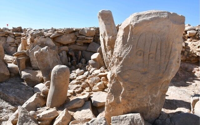 Cette photo fournie par le ministère jordanien du Tourisme montre deux pierres taillées sur un site du néolithique dans le désert de l'est de la Jordanie, où a été découvert un site de rituels vieux de 9000 ans. (Crédit :  Ministère du Tourisme via AP)