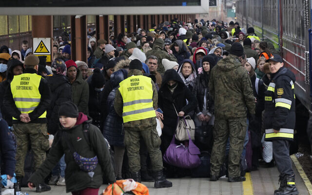 Des réfugiés ukrainiens arrivent à kla garer routière de Przemysl, en Pologne, le 27 février 2022. (Crédit : AP Photo/Czarek Sokolowski)