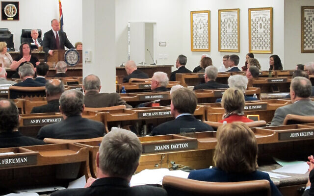 Illustration - Le gouverneur du Wyoming, Matt Mead, sur le podium, s'adresse à une session conjointe de l'Assemblée législative du Wyoming le 8 février 2016 à Cheyenne (AP Photo/Ben Neary)