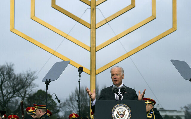 Le vice-président Joe Biden s'exprime pendant une cérémonie marquant le lancement de la fête de Hanoukka, près de la Maison Blanche, le 16 décembre 2014. (Crédit :  AP Photo/Cliff Owen)