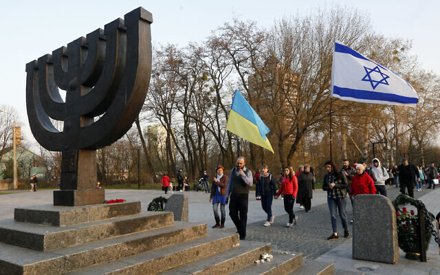 Un bombardement russe sur Kiev endommage le mémorial de la Shoah de Babi Yar - The Times of Israël