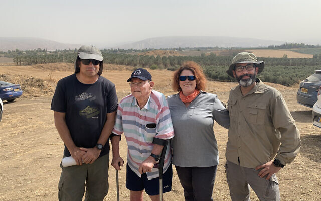 Les chercheurs de l'étude, de gauche à droite : le docteur Omry Barzilai, Y. Merimsky, qui a découvert le site préhistorique à ‘Ubeidiya, la professeure Miriam Belmaker et le docteur Alon Barash (Crédit : Université de Bar-Ilan)