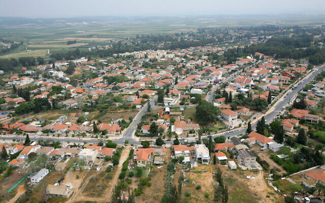 Vue aérienne de la ville de Binyamina dans le nord d'Israël, le 12 avril 2008. (Moshe Shai/FLASH90)
