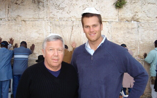 Robert Kraft, à gauche, et Tom Brady au mur Occidental de Jérusalem en 2006. (Autorisation)