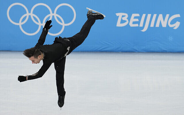 Alexei Bychenko, d'Israël, participe à la compétition de patinage artistique du programme court masculin aux Jeux olympiques d'hiver de 2022, le 8 février 2022, à Pékin. (AP Photo/Natacha Pisarenko)